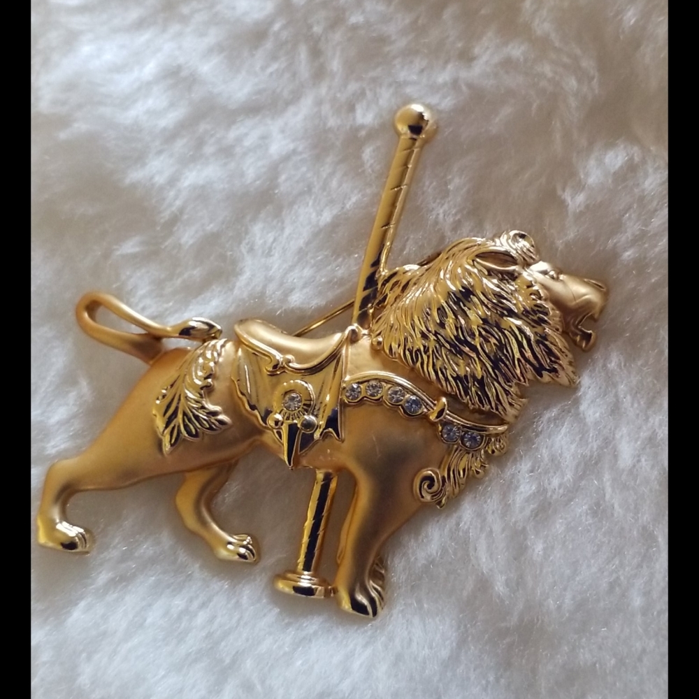 Rhinestone Lion Carousel Brooch Pin - Picture 4 of 8
